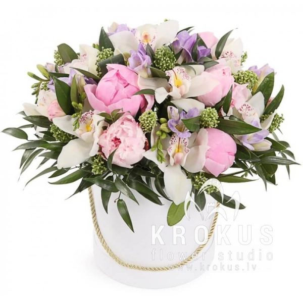 Delicate composition in a stylish hat box