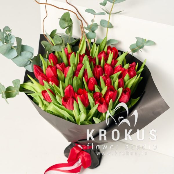 Red tulip bouquet