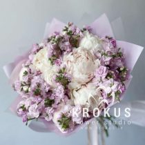 Peoniju un matiolu pušķis