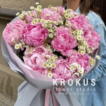 Peoniju pušķis ar margrietiņām
